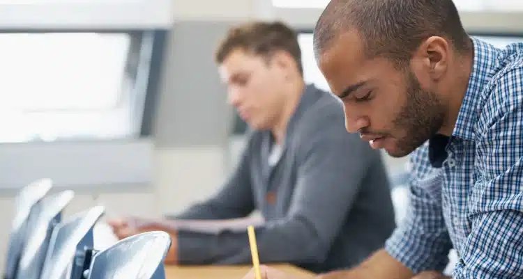 Conheça os 10 melhores concursos de nível médio para 2026 com salários e dicas de preparação