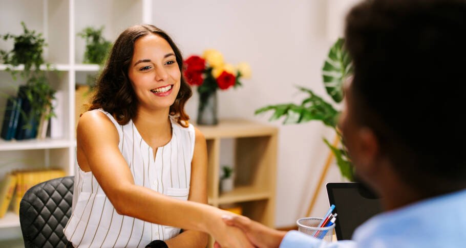 Senai lança simulador gratuito para treinar entrevistas de emprego com inteligência artificial