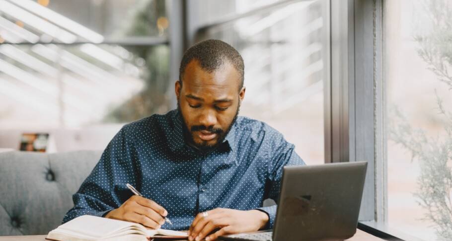 MOVER oferece 50 mil bolsas gratuitas em cursos de idiomas para pessoas negras