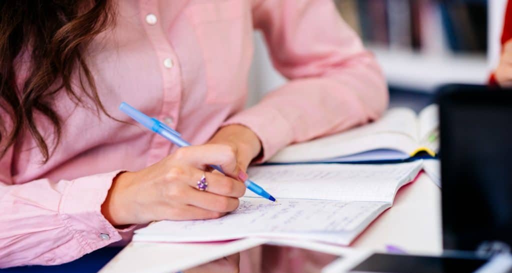 Concurso da Prefeitura de Cerqueira César oferece 25 vagas com salários de até R$ 15,1 mil; inscrições encerram nesta segunda