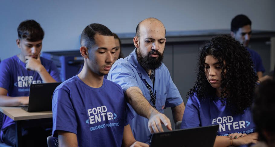 Ford oferece curso gratuito de tecnologia para jovens na Bahia e em São Paulo