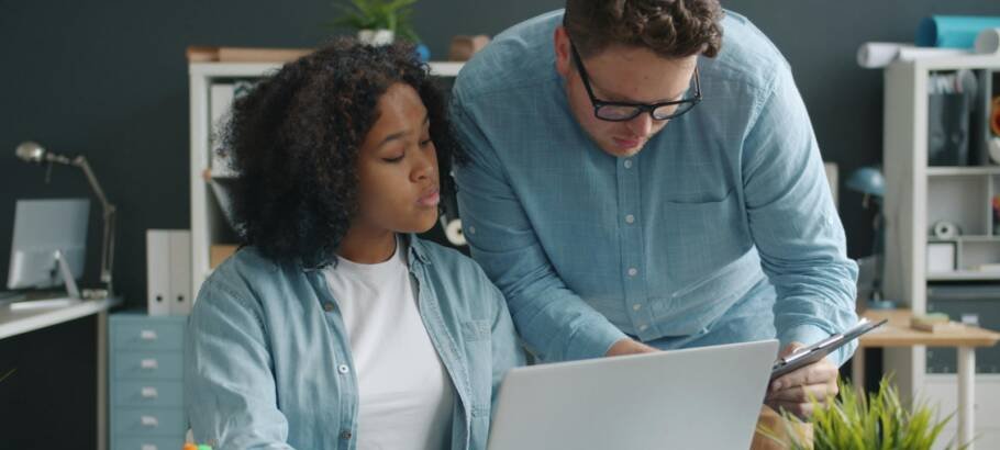 Empresas oferecem vagas de estágio e trainee com salários de até R$ 9,5 mil para 2026