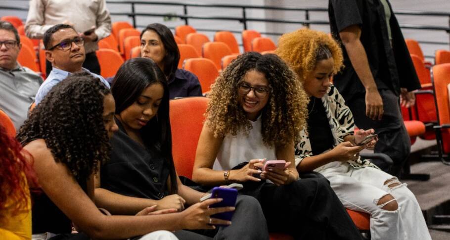 Ternium abre quarta edição de programa de mentoria para jovens negros com foco em carreira